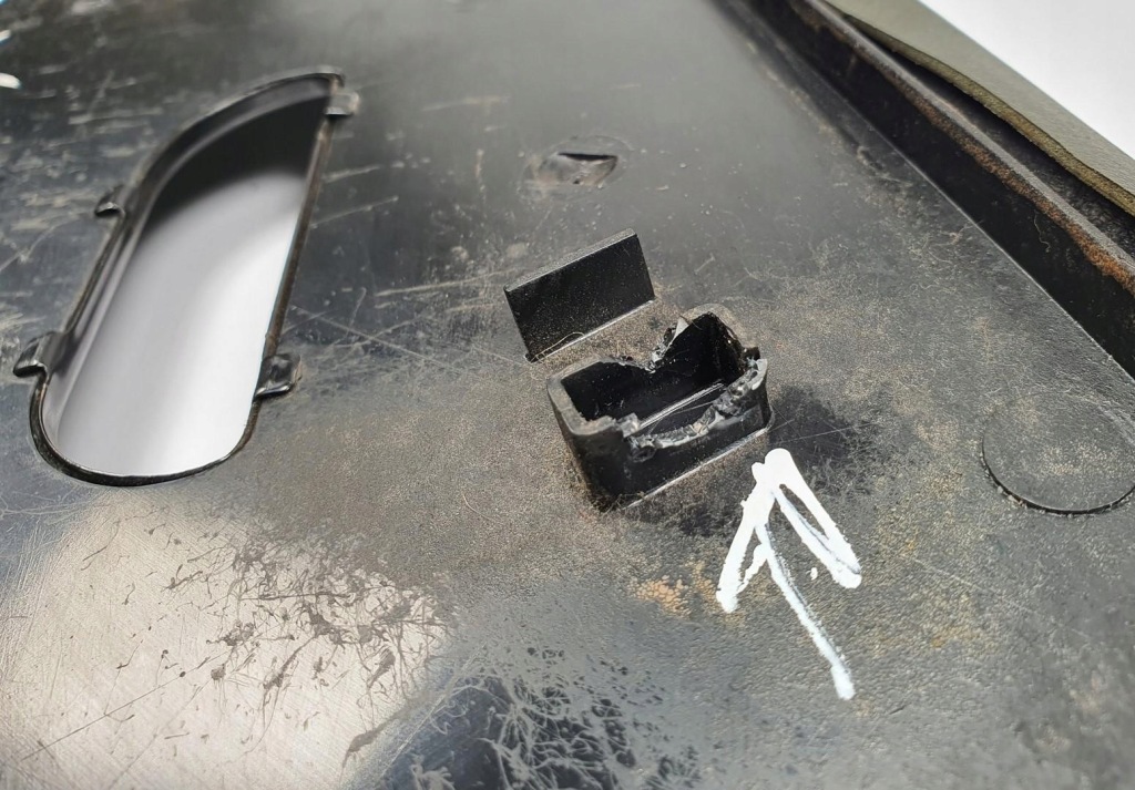 Пластик захист стійка c ліва mercedes w126 Доставка