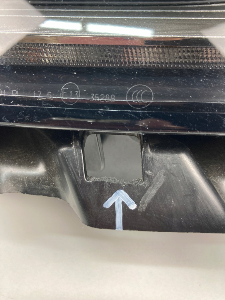 Лампа права передня tesla 3 1077376 в Україні