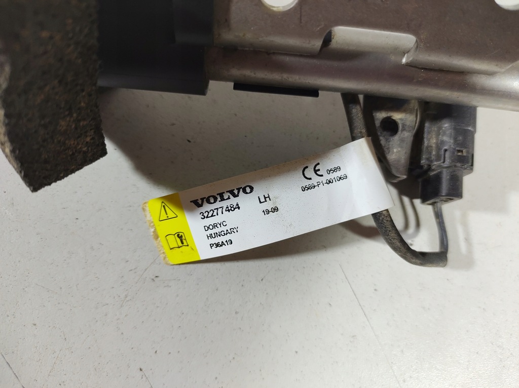 фото №9, Volvo v60 18r- патрон капот левый 32277484