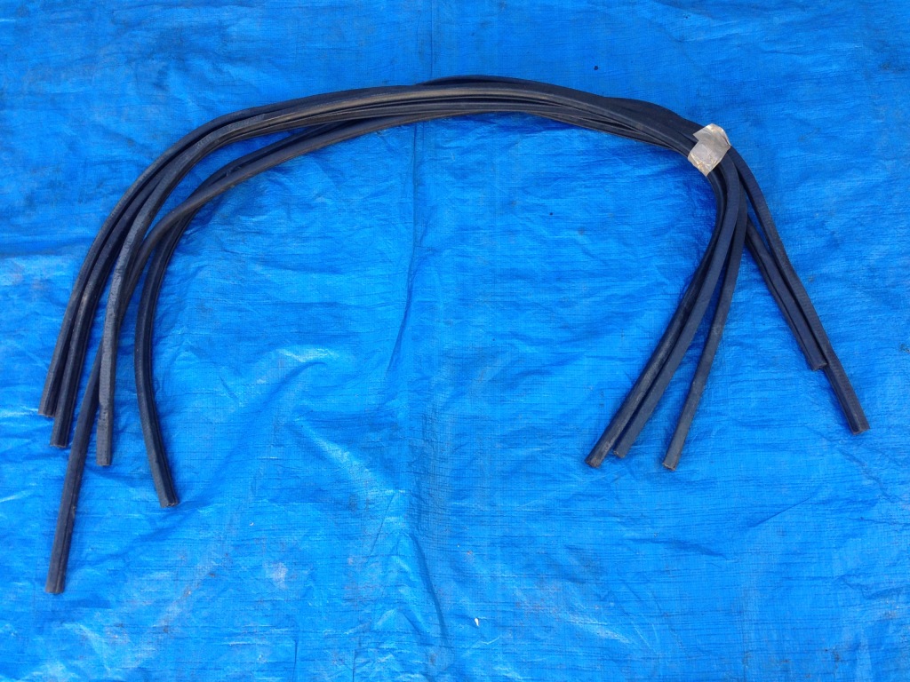 фото №1, Dodge challenger 15 16 прокладка двері нижня поріг