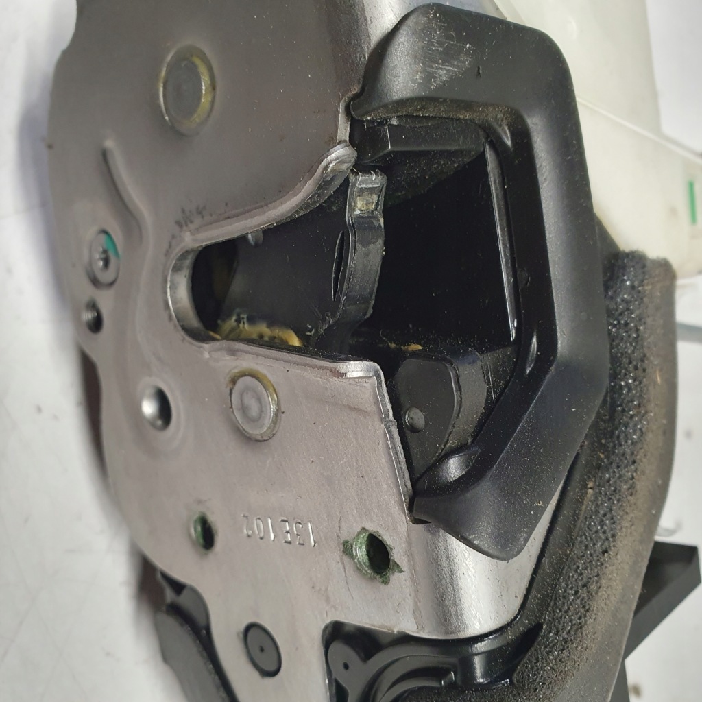 Замок дверь правый opel adam Цена