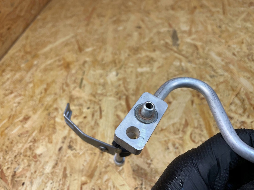 Патрубок трубка шланг кондиціонера jeep renegade 1.3 гібрид 00521137540 Оригінал