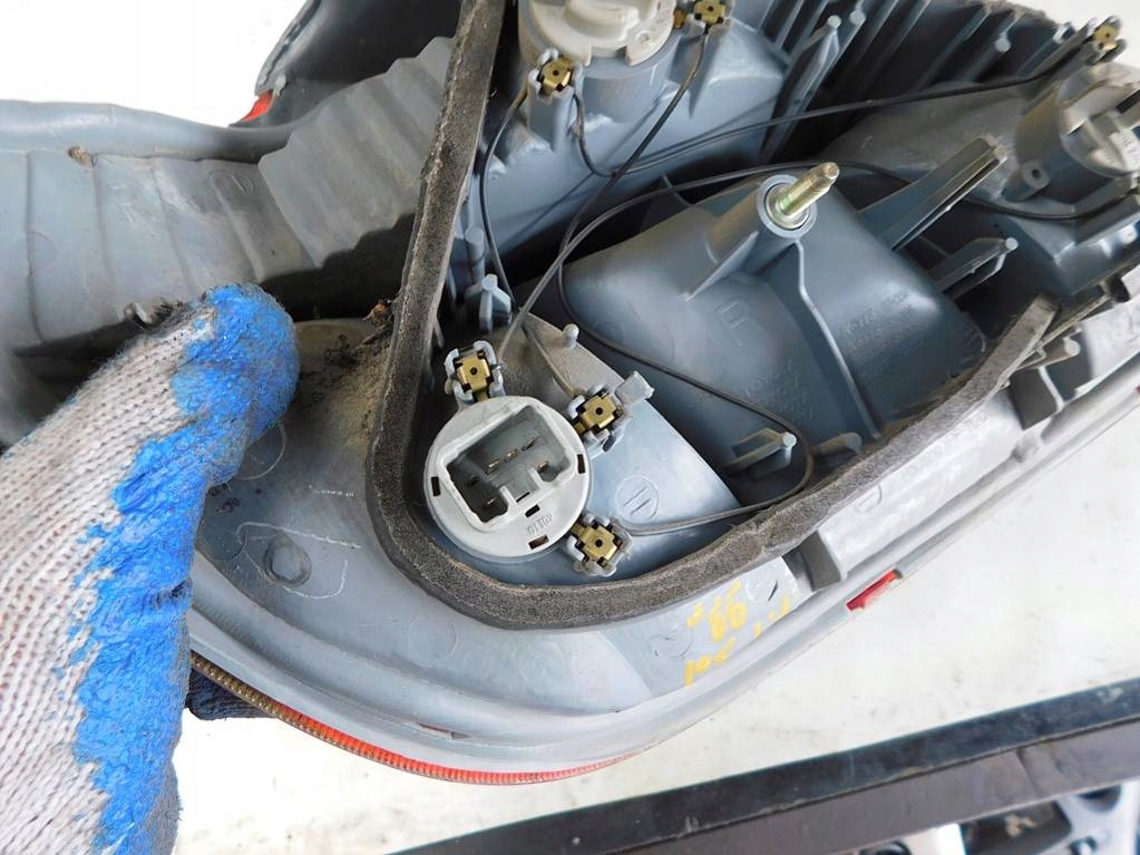 Купити Toyota yaris 1 99r 3d фара правий задній