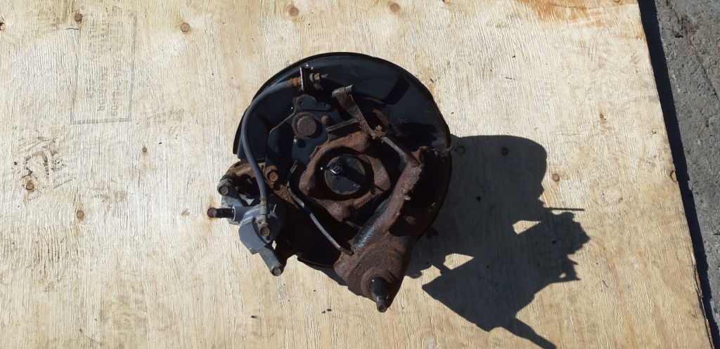 фото №1, Поворотный кулак toyota sienna 11-20r суппорт задняя