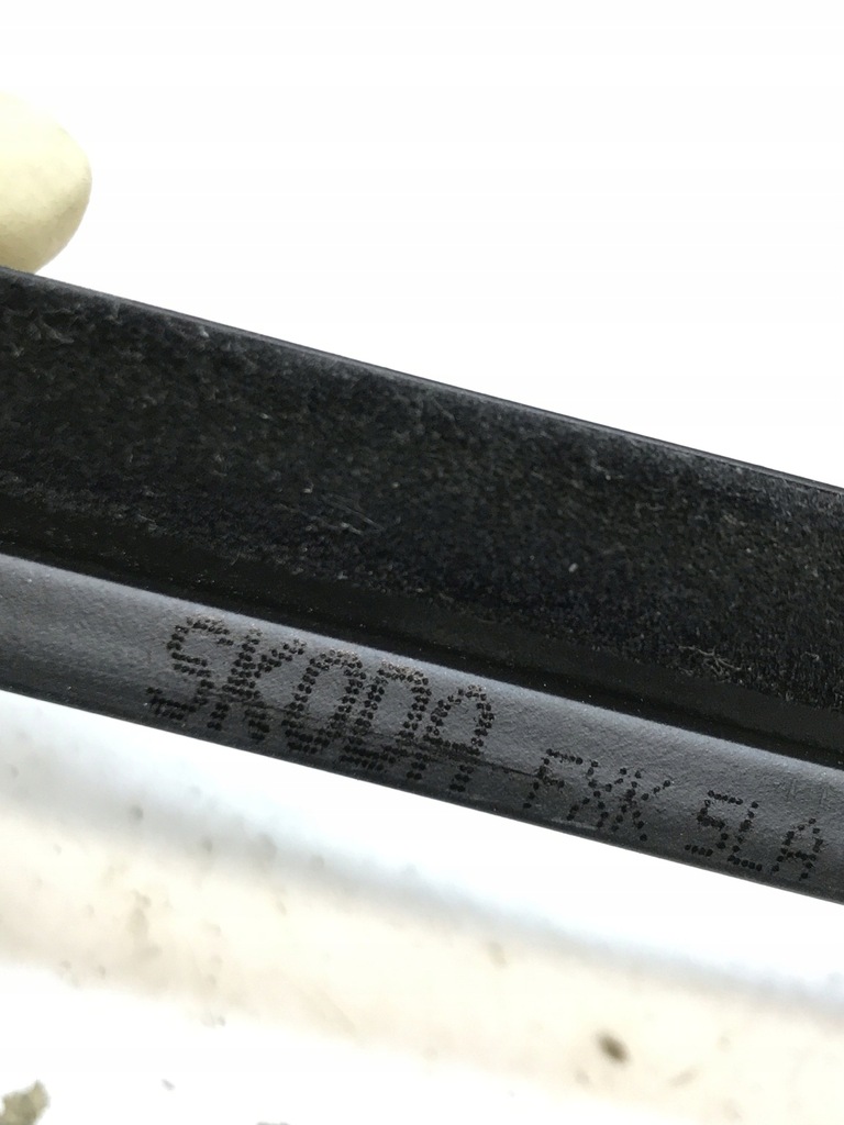 фото №8, Skoda enyaq iv 20 молдинг прокладка уплотнитель стекло правый перед 5la837477a