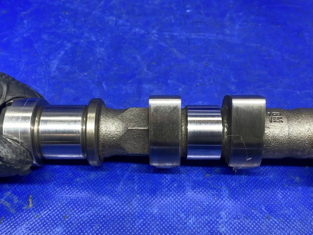 Вал распределительного вала впускной  opel astra j 90400263 1.6 t a16let в Украине