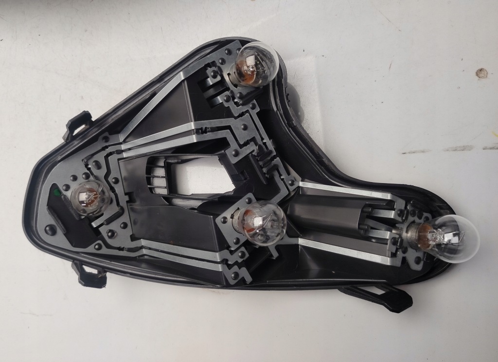 Купити Peugeot 308 i t7 hb 07r- вкладиш роз'єм лампи правий задній