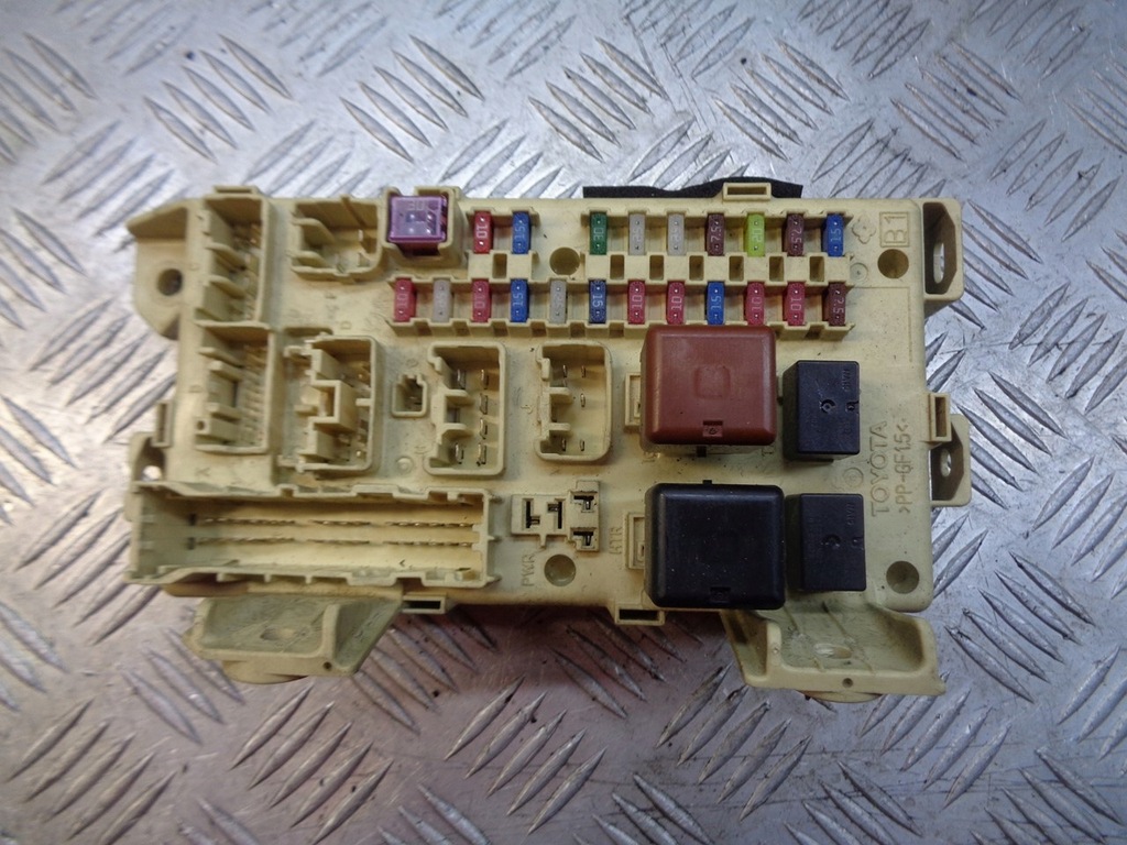 фото №1, Коробка запобіжників avensis verso 89221-44030