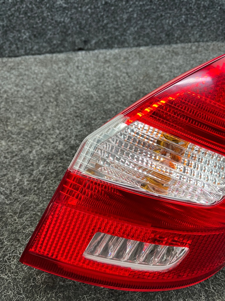 Skoda fabia 2 рестайлинг  фара правая  задний 5j6945096 Киев