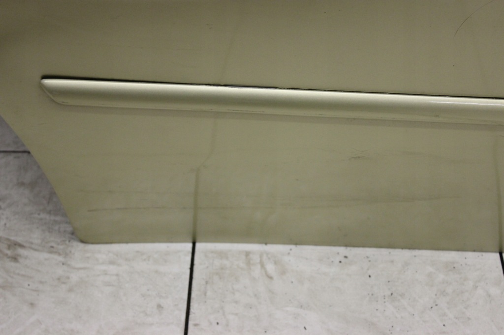 Lexus is is200 универсал 98r- дверь правое  задняя задняя Цена