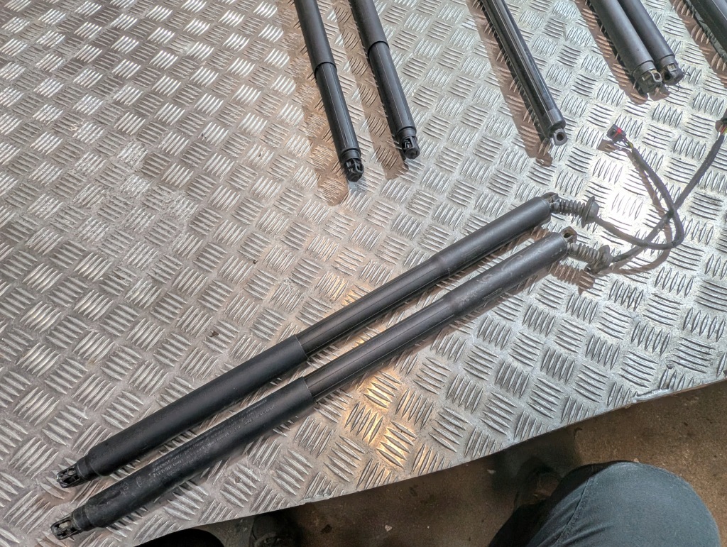 фото №1, Привід кришки правий volvo v90 31385257