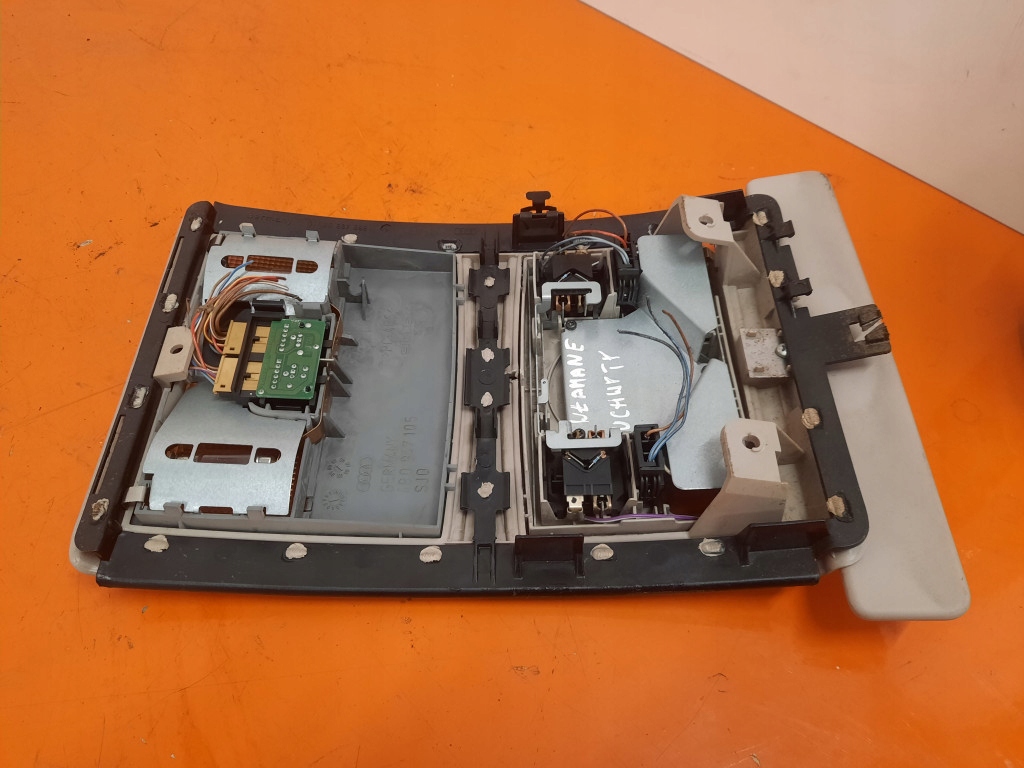 фото №6, Audi a6 c5 97-01 kombi 2.5 tdi лампа потолочный перед 4b0867599c