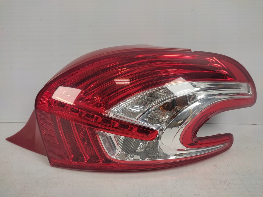 фото №1, Peugeot 208 i лампа правая задняя задняя 2012- led
