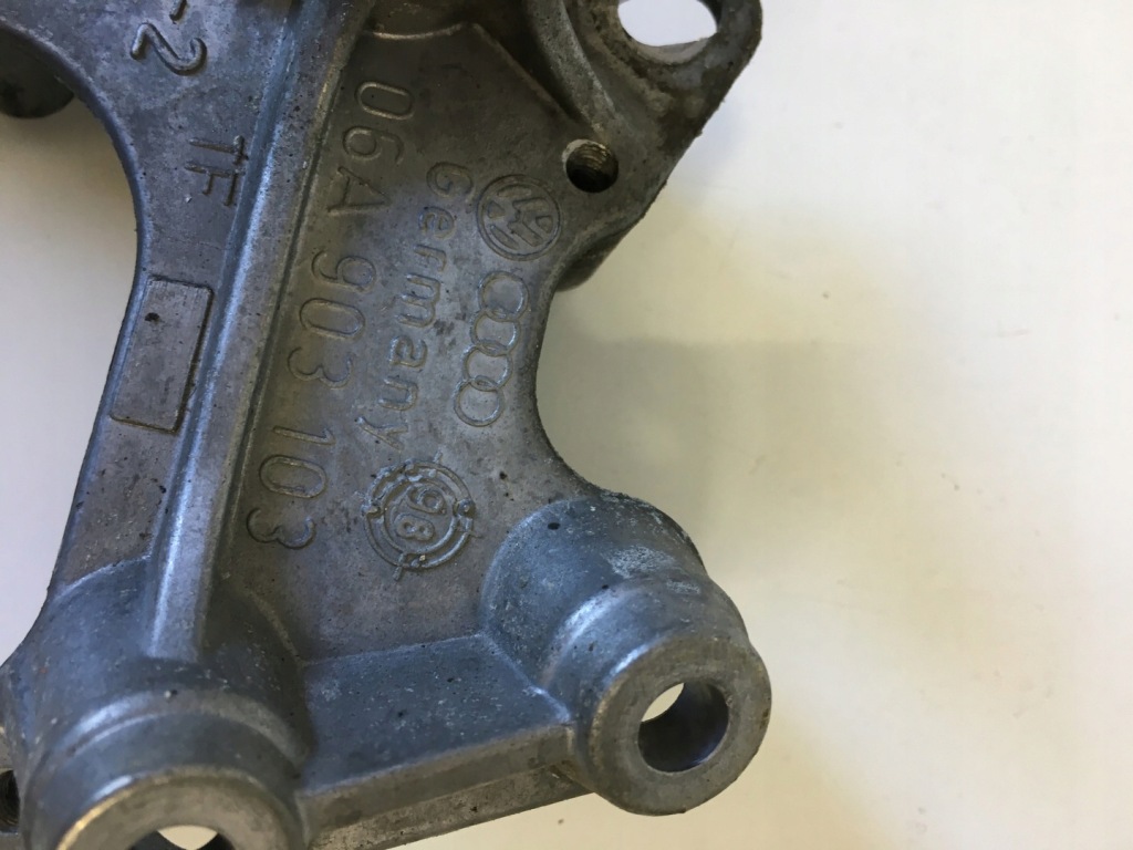 Кронштейн катушки vw golf iv 2.0b 06a903103 в Украине