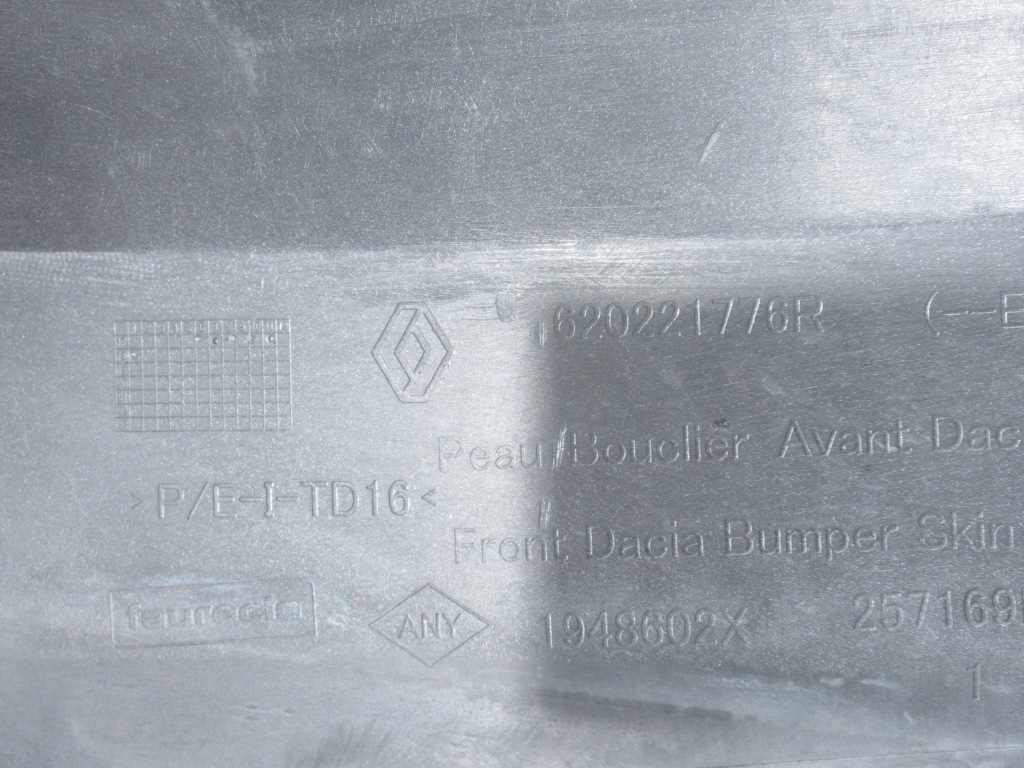 Бампер передний решётка  dacia duster 2 620221776r оригинал в Украине