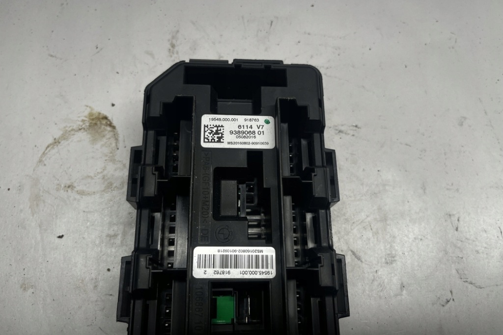 Купити Коробка запобіжників bmw 1 f20 9389068 3.0l бензиновий 250kw 2016