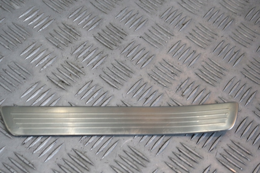 Купить Накладка  порога  левая mercedes w167 a1676860700
