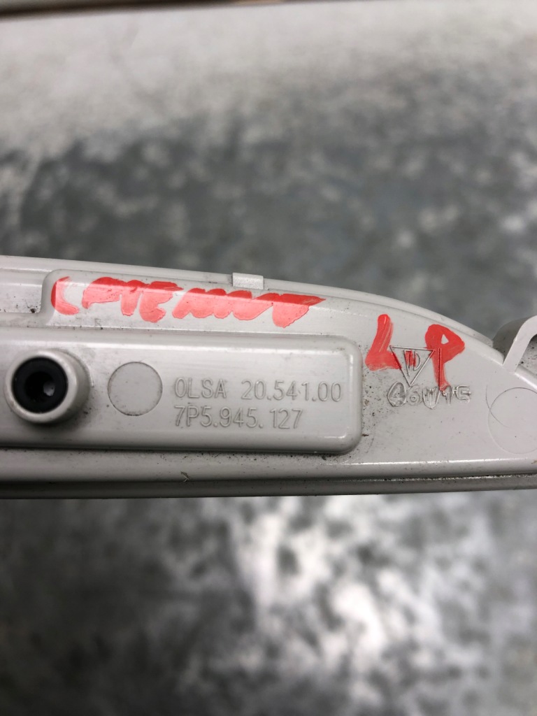 Поворотник лівий перед porsche cayenne 7p5945127 Недорого