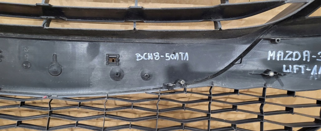 Купити Mazda 3 2 рестайлінг  2011-2013 bcw8-501t1 решітка  бампера перед