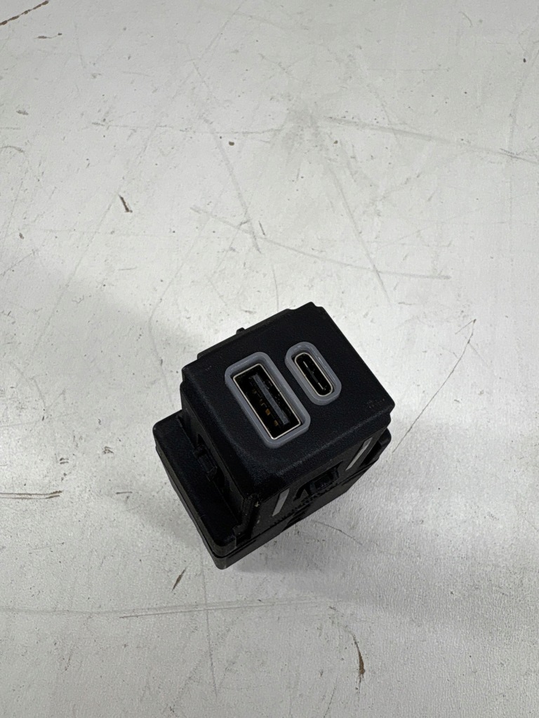 фото №1, Maserati grecale 2023 роз'єм / з'єднувач usb