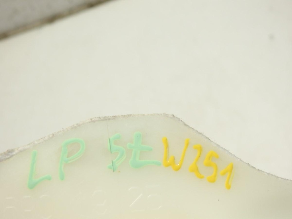 Защита стойка a левая mercedes r w251 a2516901925 Цена