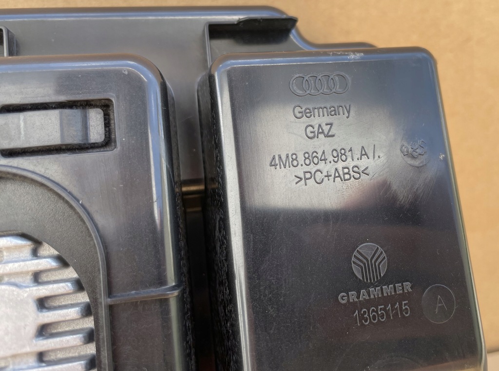 фото №5, Зарядное устройство индукционная usb 4m8864981a audi q8 jak nowe комплект