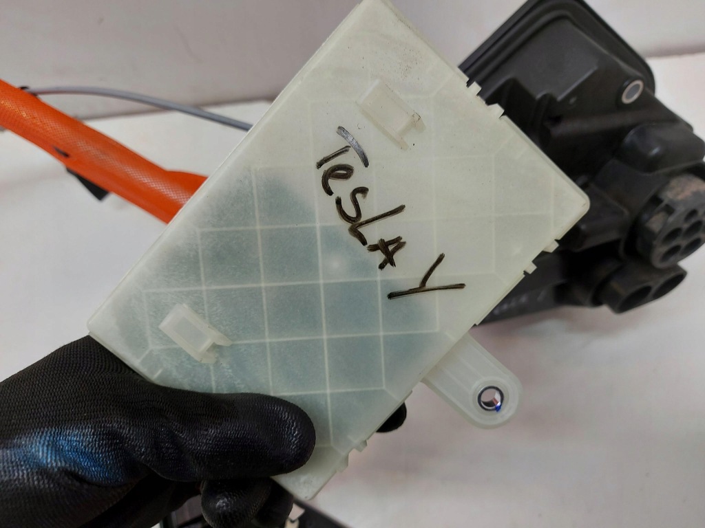 Tesla model y 2022 шланг модуль крышка зарядки зарядки европа  1505514-00-d Недорого