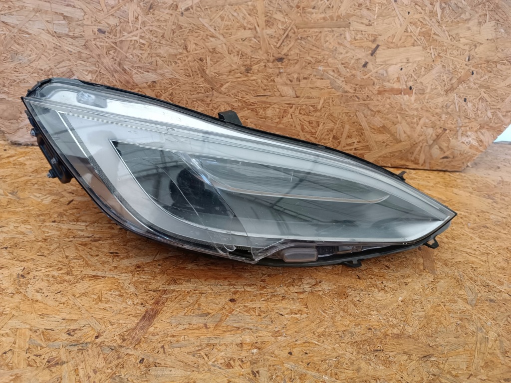 Лампа правий перед 106504600b tesla model s рестайлінг  led 00203455-04 в Україні