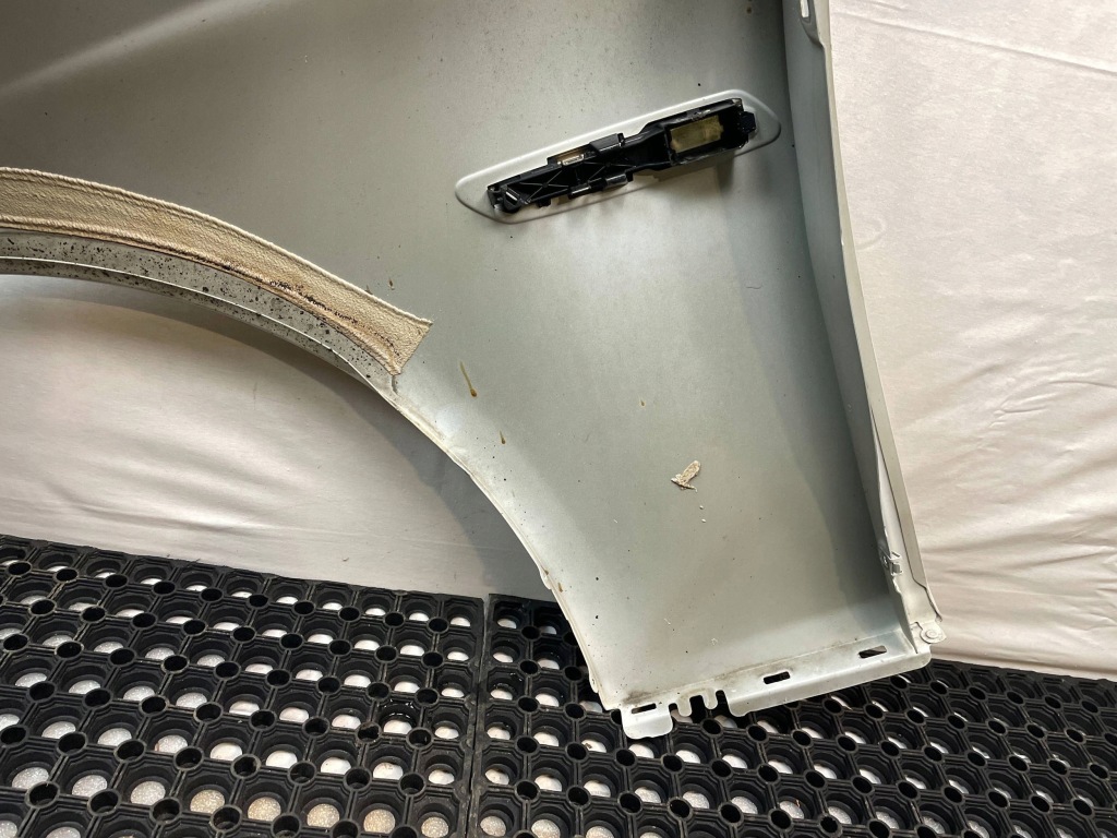 Крила перед передній праві bmw 5 f10 f11 код лакофарбового покриття: 300 alpinweiss в Україні