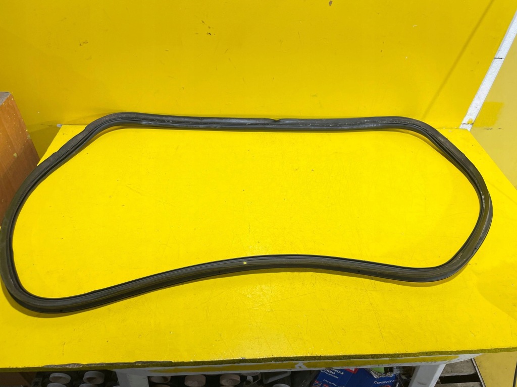 фото №1, Volvo v50 - прокладка крышки багажника