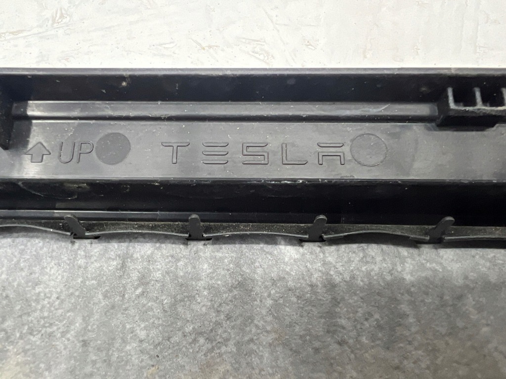 фото №7, Tesla model 3 2023 решётка вентиляционная pod бампером задним