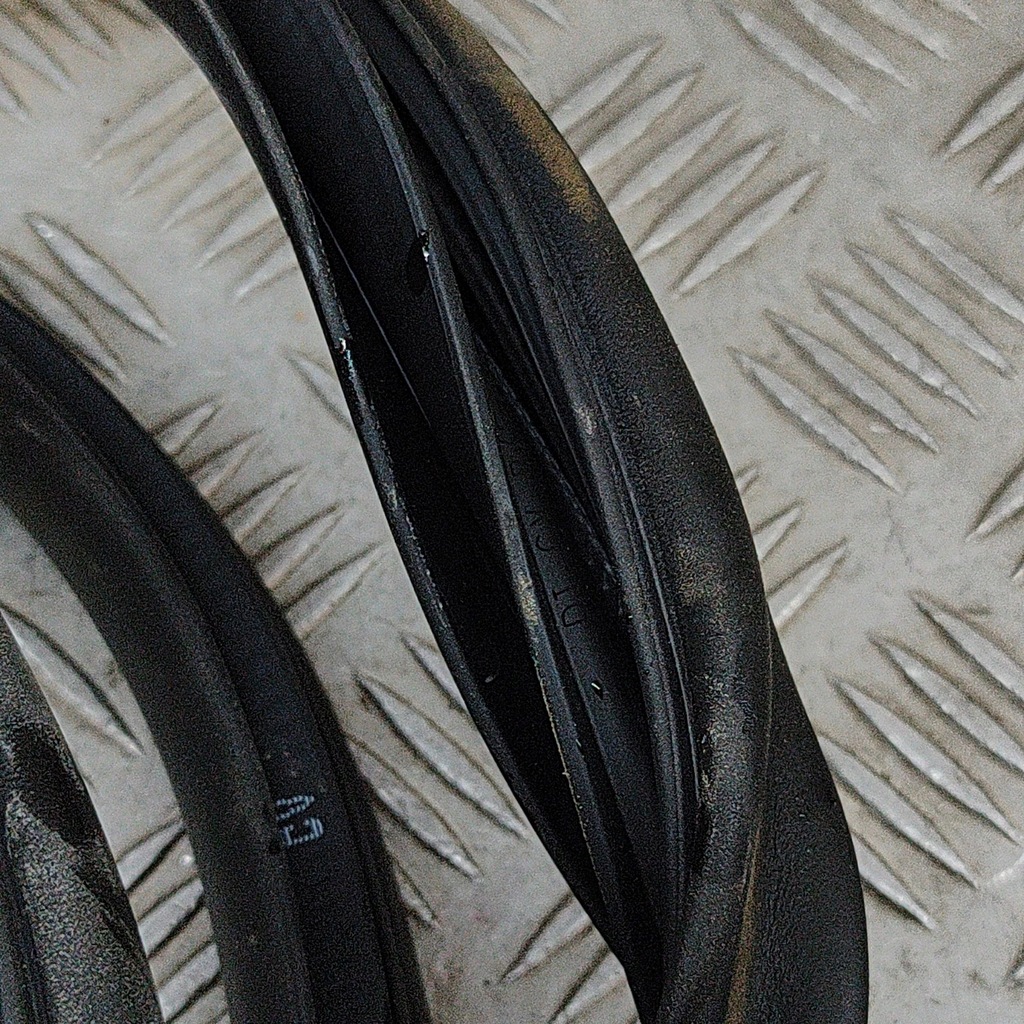 фото №6, Kia ev6 2022 права сторона прокладка двері передніх