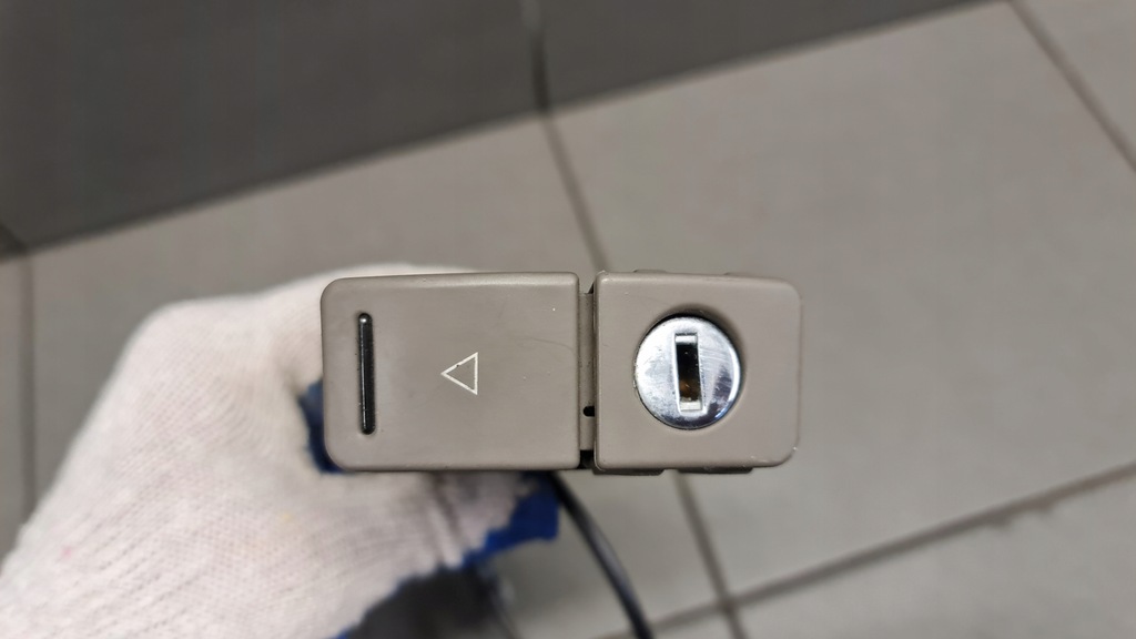 фото №5, Замок бардачка пассажира audi a8 d2 eu 4d1857147c