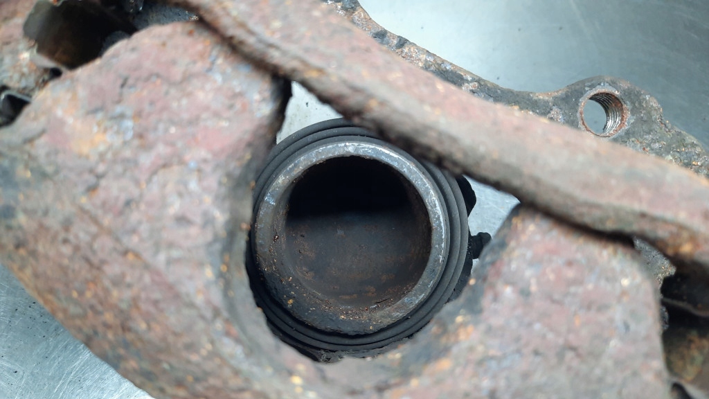 Суппорт тормозной правый перед citroen c8 2.0b 03r в Украине