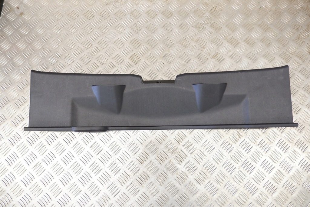 фото №8, Молдинг декоративная багажника toyota yaris _p21_ 64716k0020 1.5l hybrid 85kw