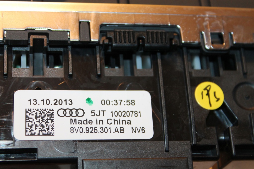 фото №10, Панель средний audi оригинальный номер 8v0925301ab