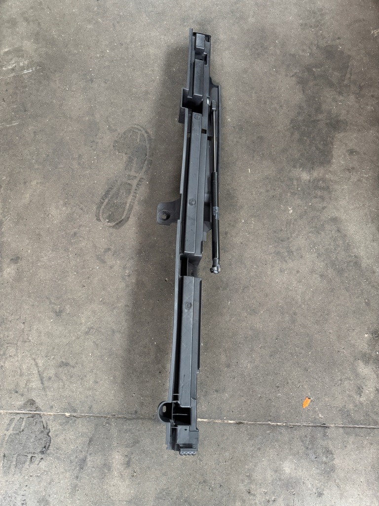 фото №1, Volvo v90 напрямна напрямна багажника права 31377750