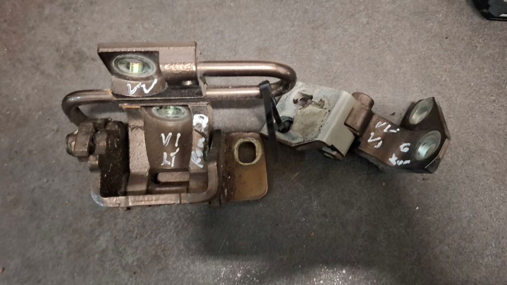 фото №1, Петля двері лівий задня vw golf v vi golf vi plus оригінальний номер lh8z