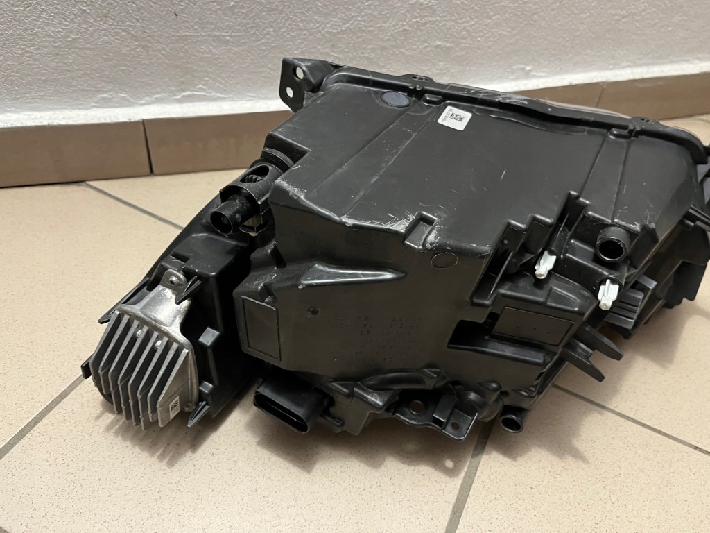 Лампа передняя перед правая volvo xc40 xc-40 mid led 17- 31655990 Оригинал