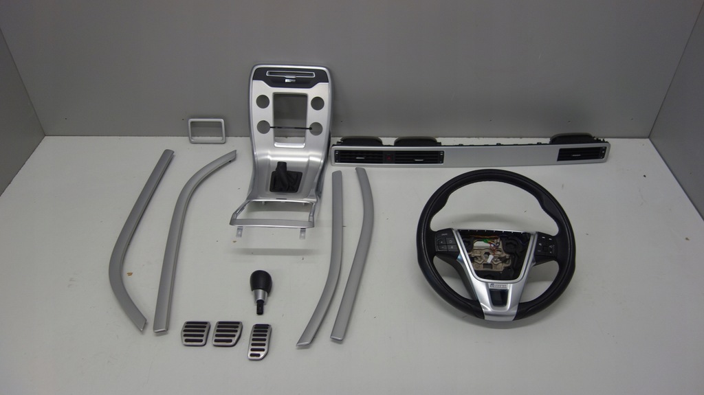 фото №1, Volvo v70 воздуховод кожаный декоры r design