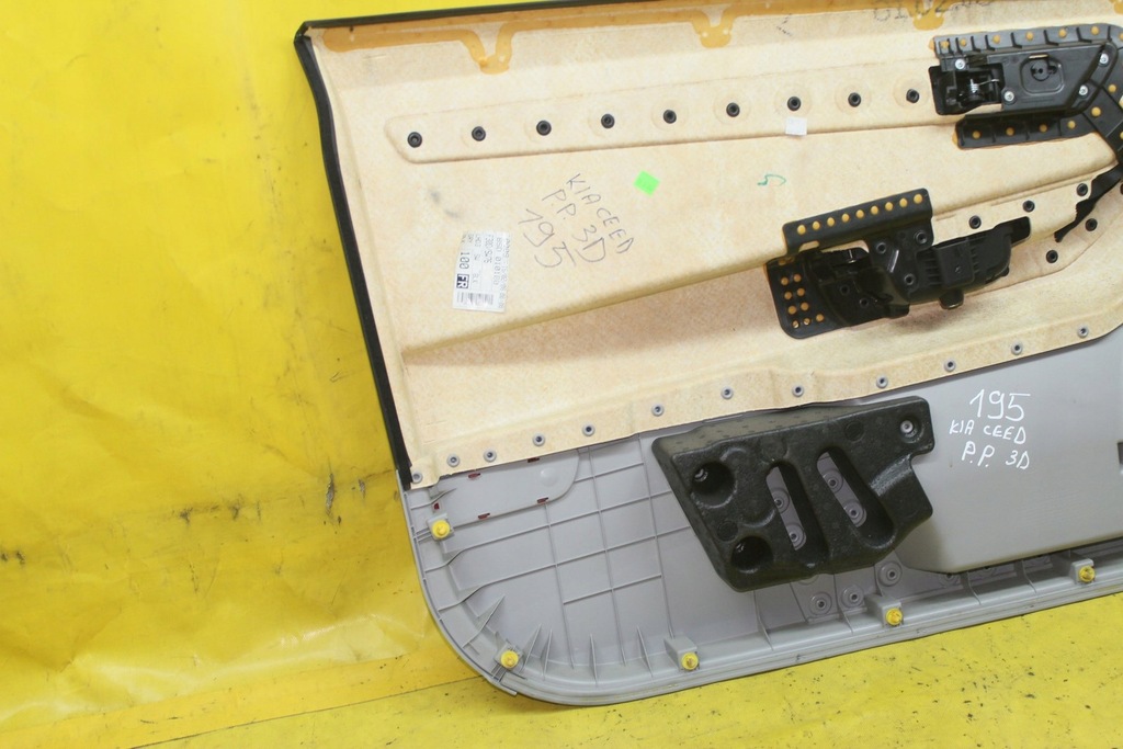 фото №7, Обшивка дверь правый перед kia ceed 3d