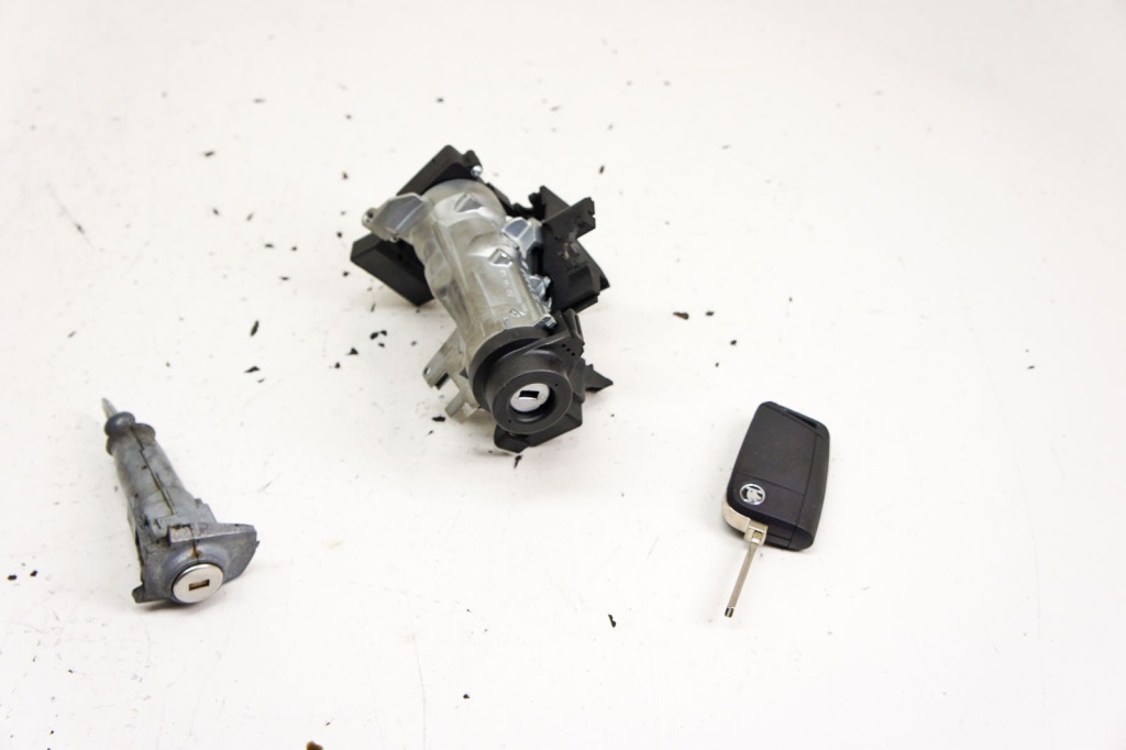 фото №1, Ll225 skoda scala замок зажигания ключ pilot kpl