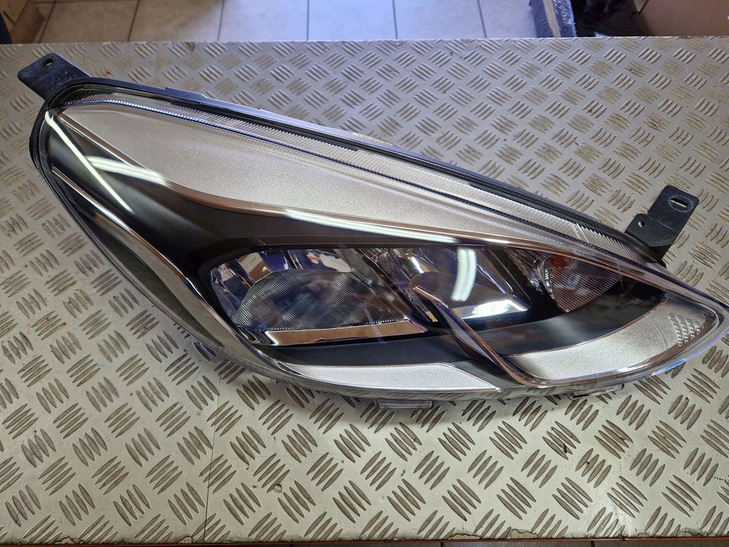 фото №1, Лампа правая передняя ford fiesta mk8 2017r-