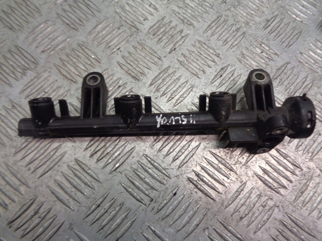 фото №1, Молдинг впрыскная toyota yaris ii 1.0