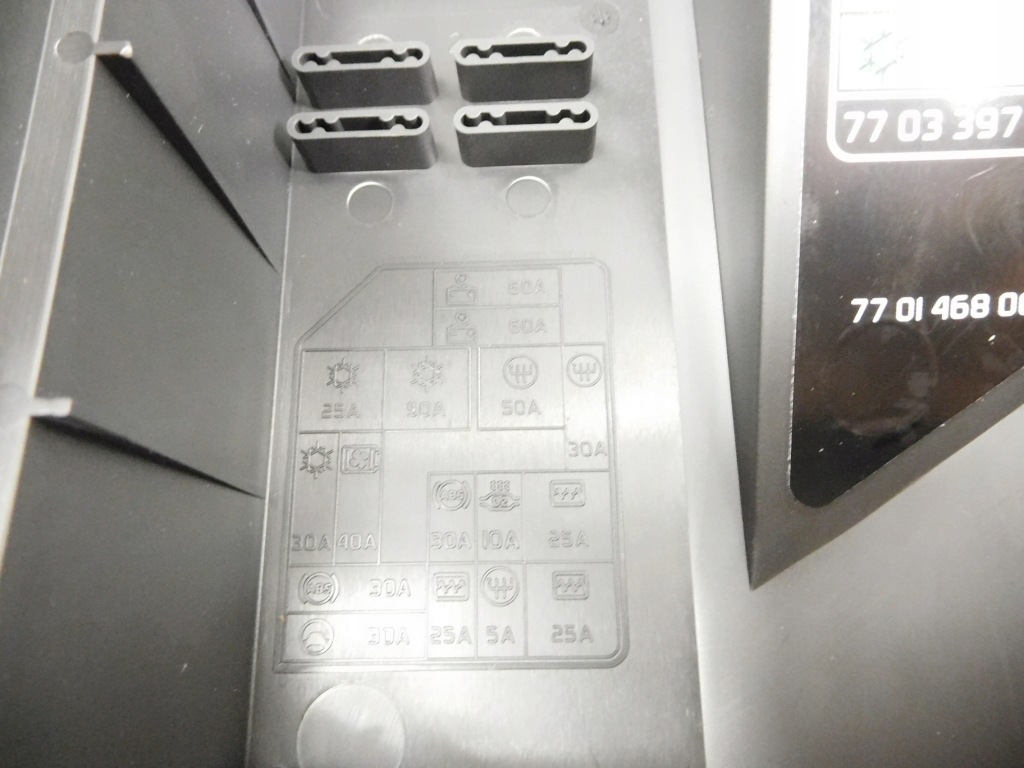 фото №6, Крышка коробка предохранитель. renault twingo 7701468004