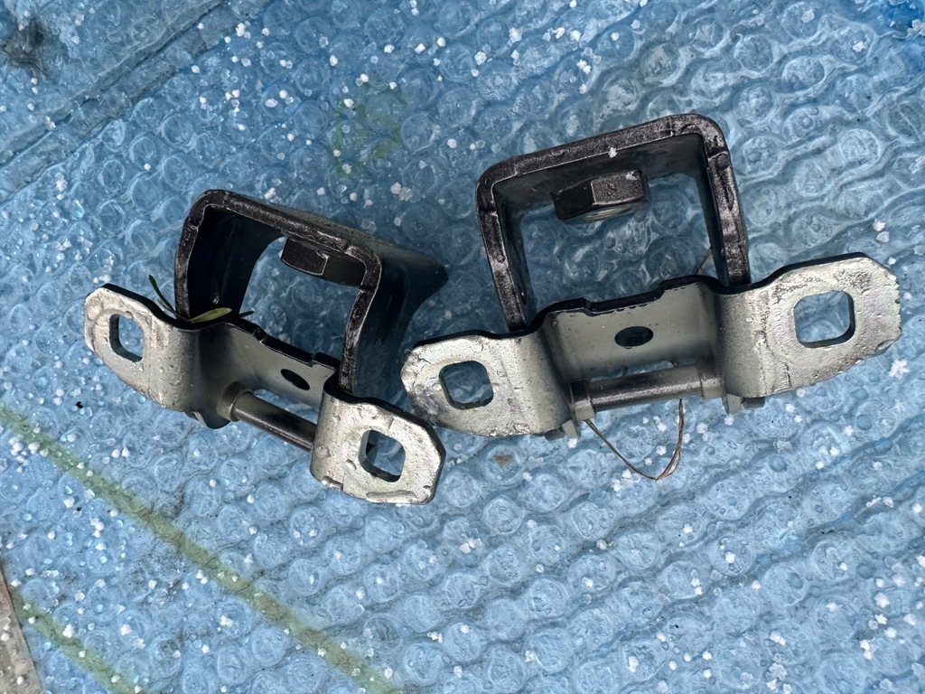 фото №1, Maserati levante петли крышки