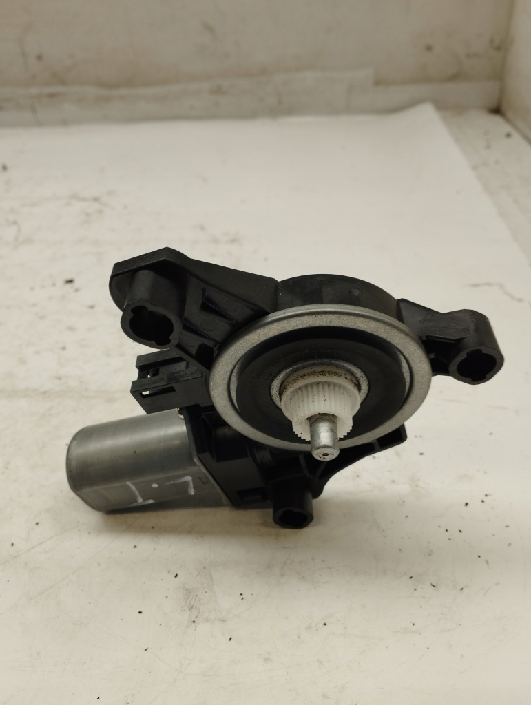 Купить Mercedes w177 amg a35 моторчик стекло левый задний  a0009060808