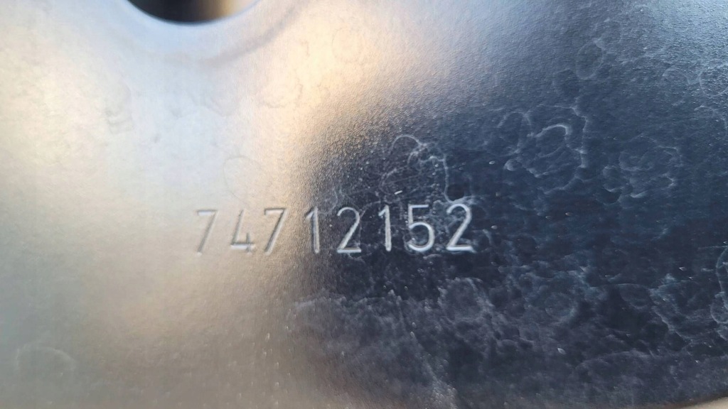 Audi a4 b9 15- капот передня кришка двигуна 74712152 в Україні