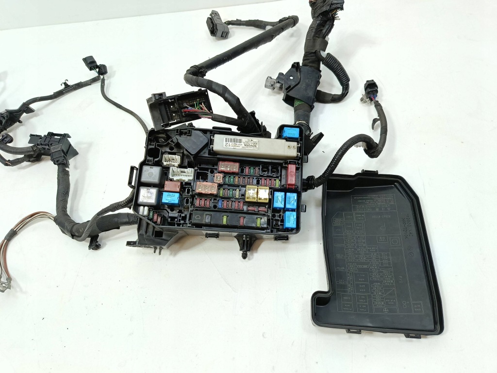 фото №13, Toyota prius iii 09-15 lift коробка корпус запобіжників 2zr-fxe 2014 1,8