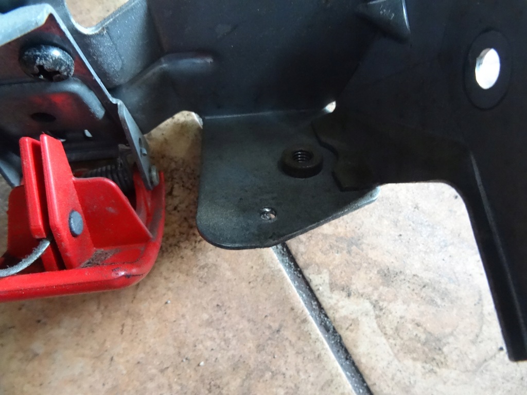 фото №3, Volvo v40 1.9dci 03' ручка капот